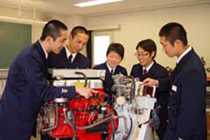 機関の保守整備授業